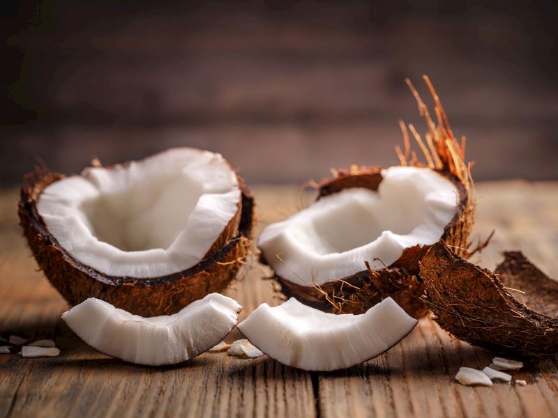 Hindistan Cevizinin Faydaları: Tropikal Bir Mucize Hindistan cevizi, sadece egzotik lezzetiyle değil sağlık üzerindeki sayısız olumlu etkisiyle